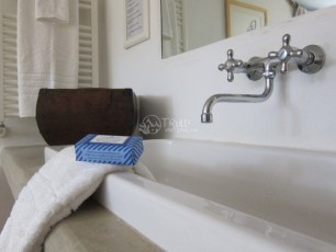 Trullo Iduna | großes Badezimmer (Detail))